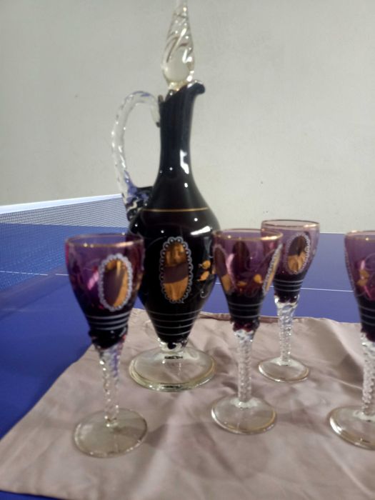 Conjunto elegante de licor com garrafa e 4 copos de pé