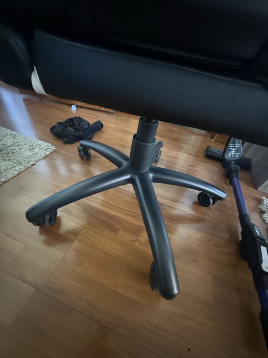 Cadeira Gamer Alpha preta em exelente estado mecânico.
