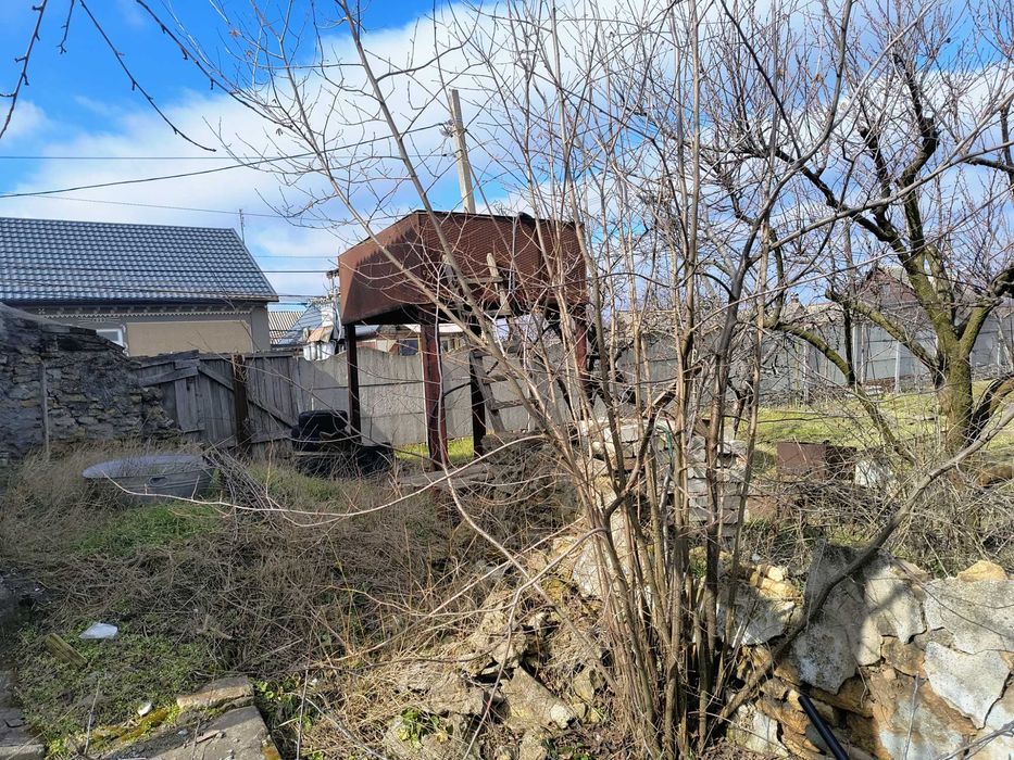 Земельна ділянка з будинком, літня кухня та госпспоруди .