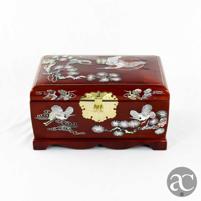 Caixa de música / guarda-joias em madeira com embutidos em madrepérola