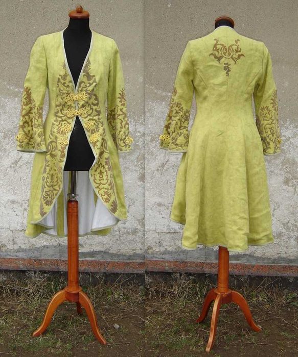 Spódnica i kaftan zielone z ornamentami