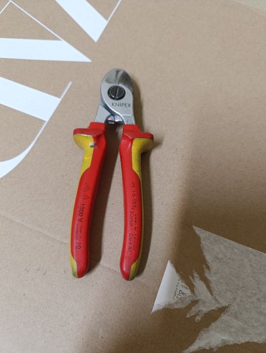 Tesoura Knipex cabo.
