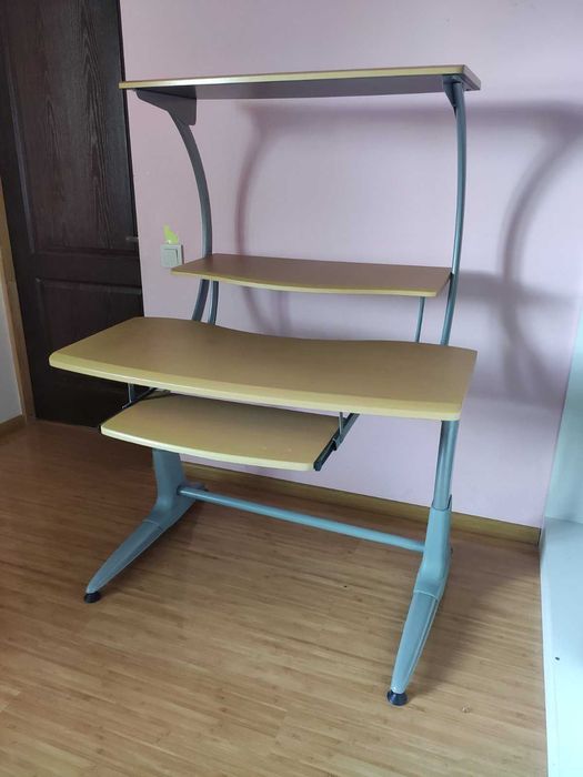 Комп'ютерний стіл