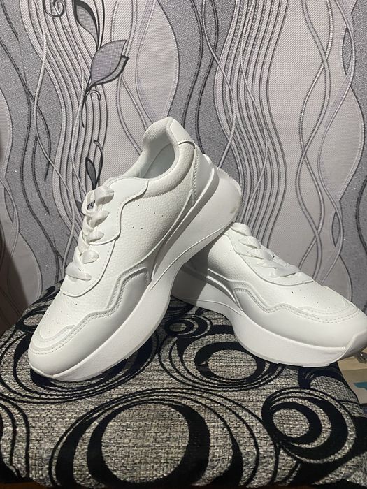 Продам кросівки жіночі