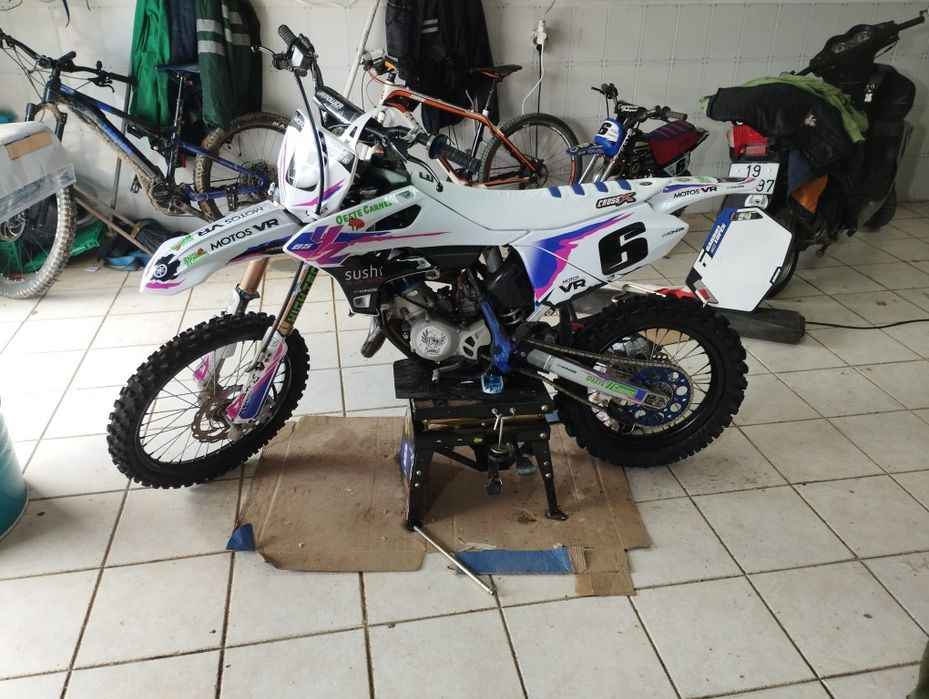YZ85 com kit GYTR de 2024