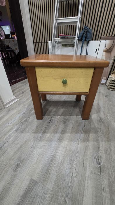 cómoda e mesinha de cabeceira