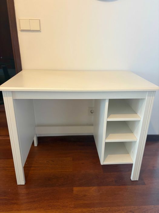 Secretária IKEA BRUSALI com 3 prateleiras