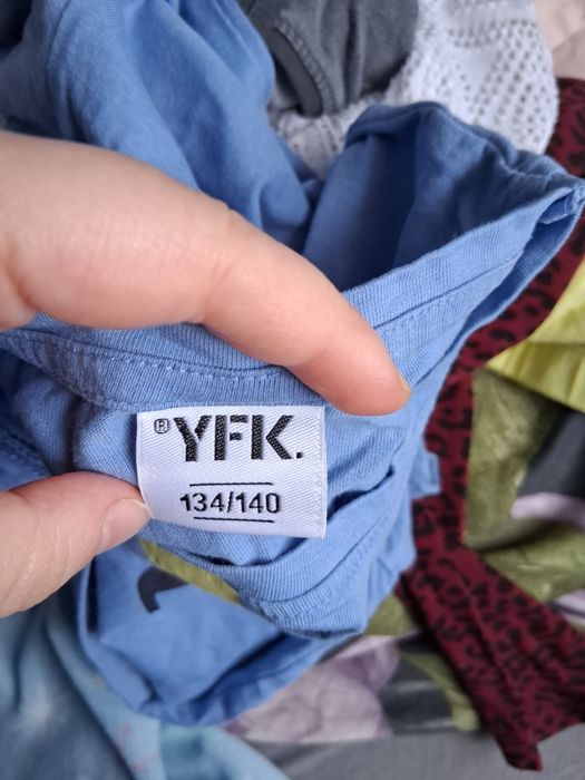 Komplet ubrań na dziewczynkę w rozmiarze 134/140