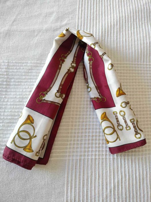 Lenço Bordeaux e branco