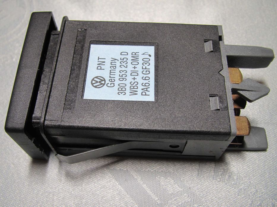 Кнопка аварийной сигнализации VAG