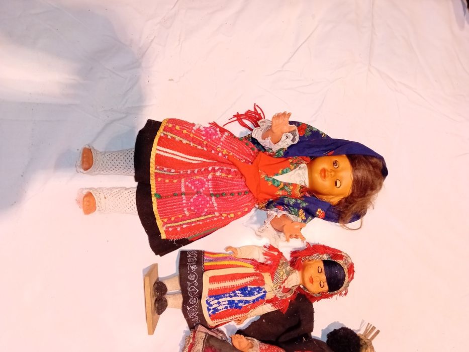 Conjunto de 3 Bonecas em Trajes