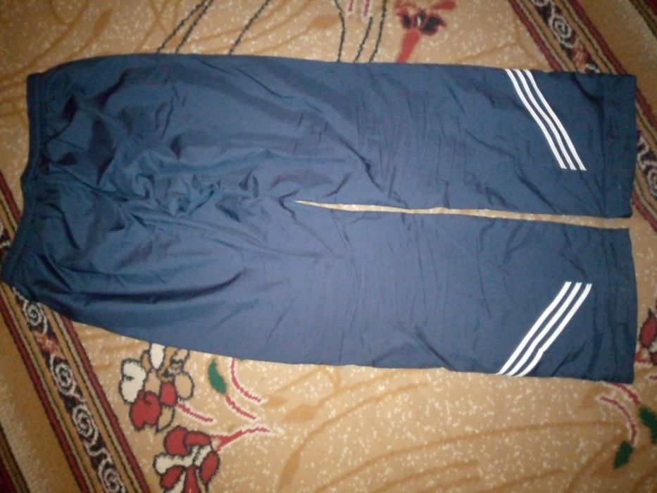 Спортивні Adidas.