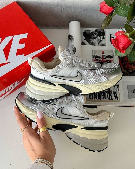 Nike Runtekk V2K White Silver трендові жіночі кросівки найк рантек в2к
