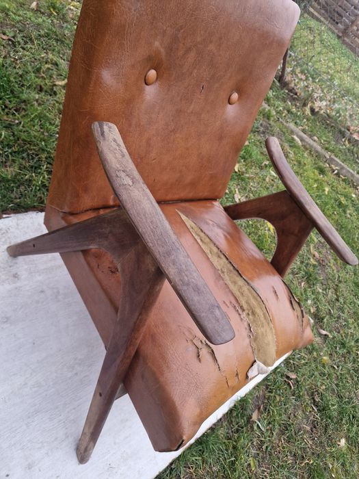 Fotel z epoki PRL podobny do Chierowskiego