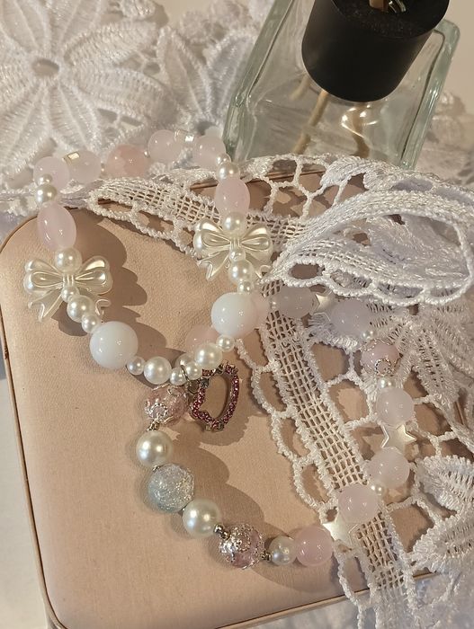 Zestaw ręcznie wykonanych bransoletek – pastelowy róż i biel