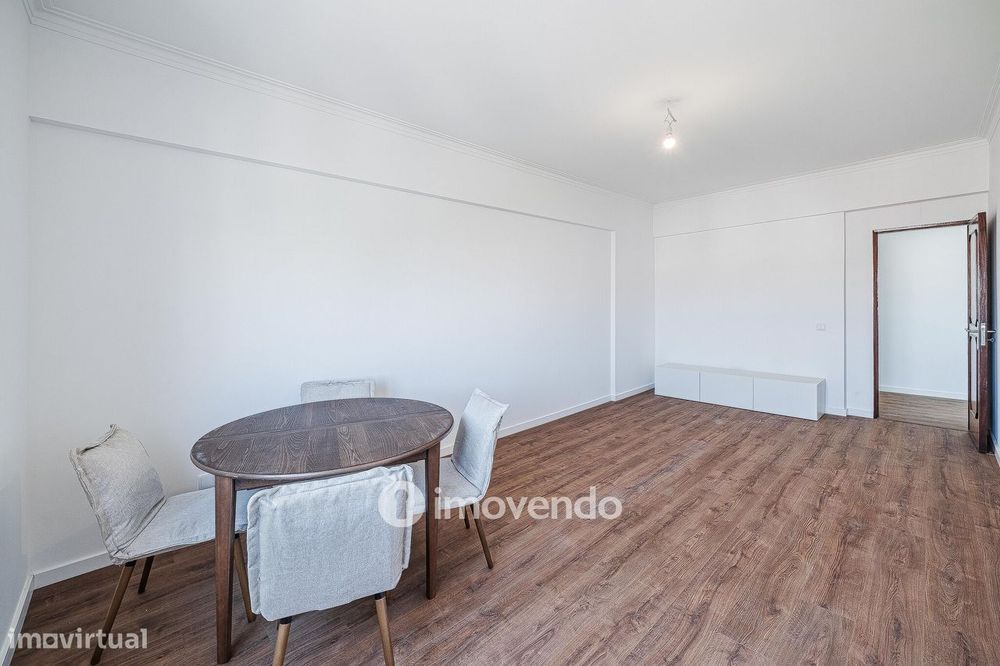 Apartamento T2 remodelado, com cozinha equipada, na Reboleira