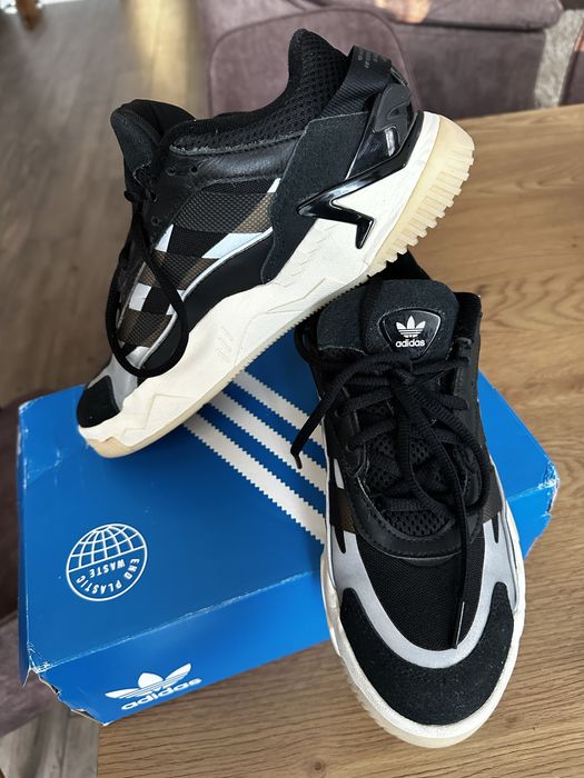 Кросівки adidas вдягнуті раз, маломірки, 23,5-24 см устілка