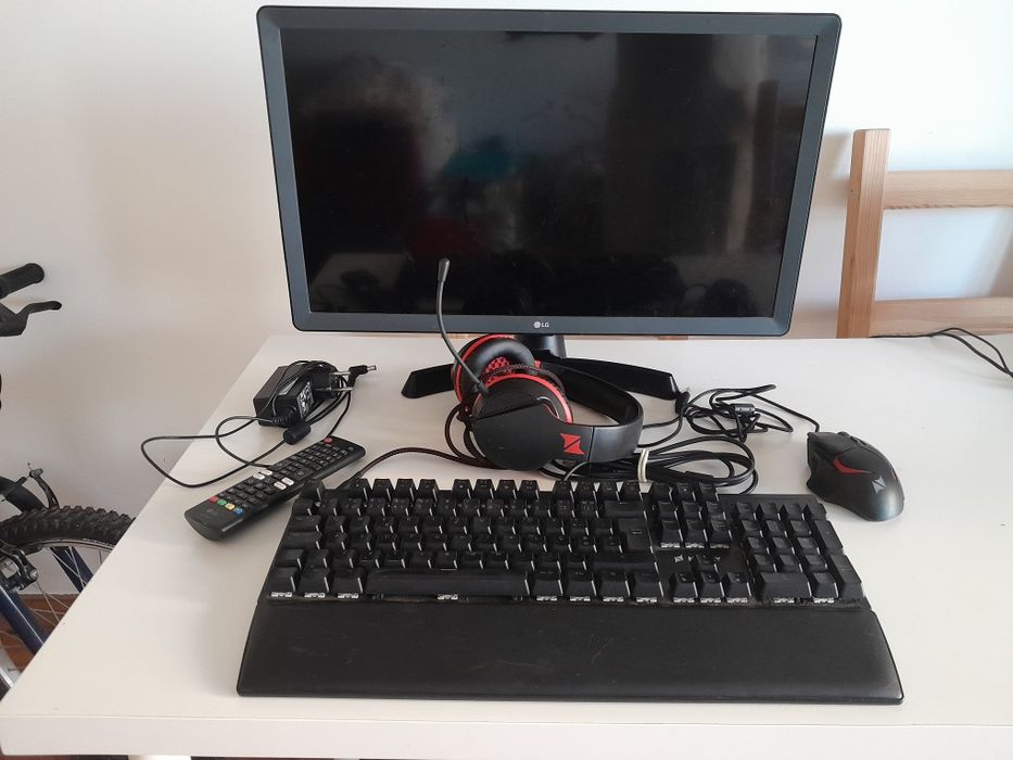 Kit Gamer c/ SmartTV 24", NPLAY Gaming Teclado, Rato e Auscultadores