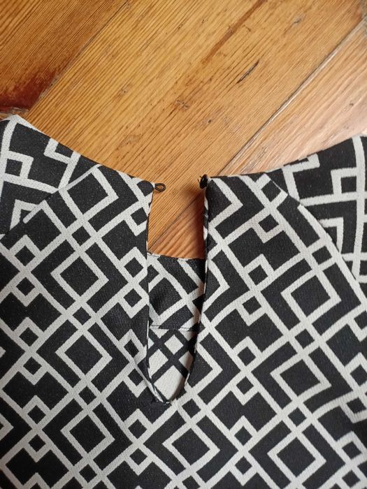 Sukienka czarno biała firmy Zara