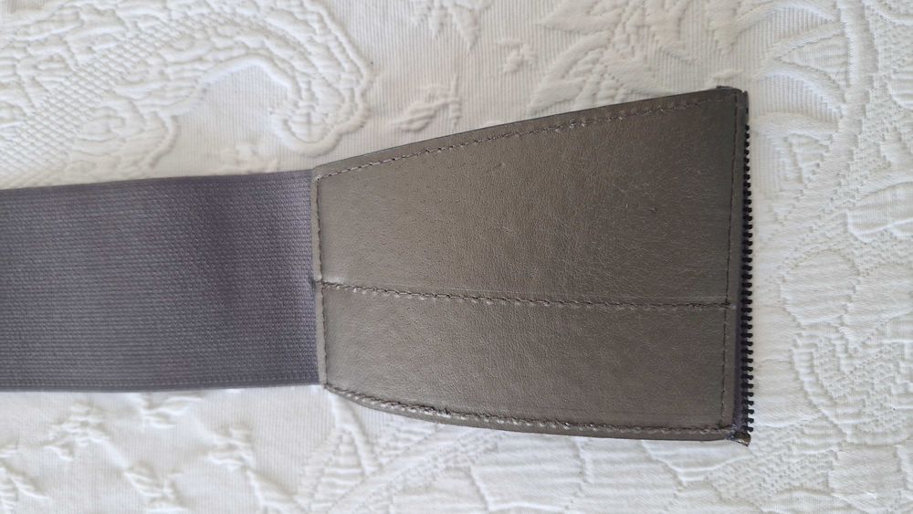 Cinto elástico cinza, 70cm, com fecho e franjas