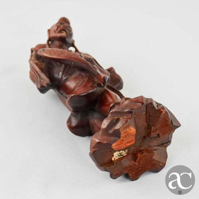 Figura de pescador, China, em madeira exótica