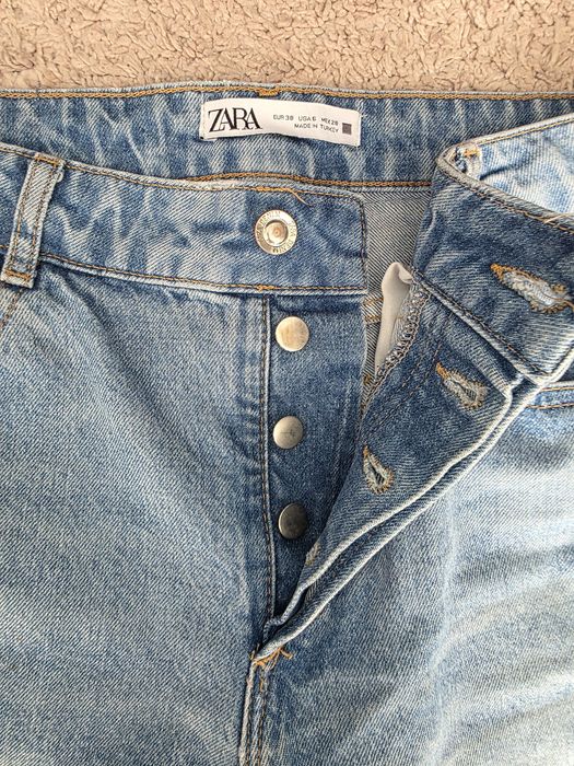 Niebieskie dżinsy straight