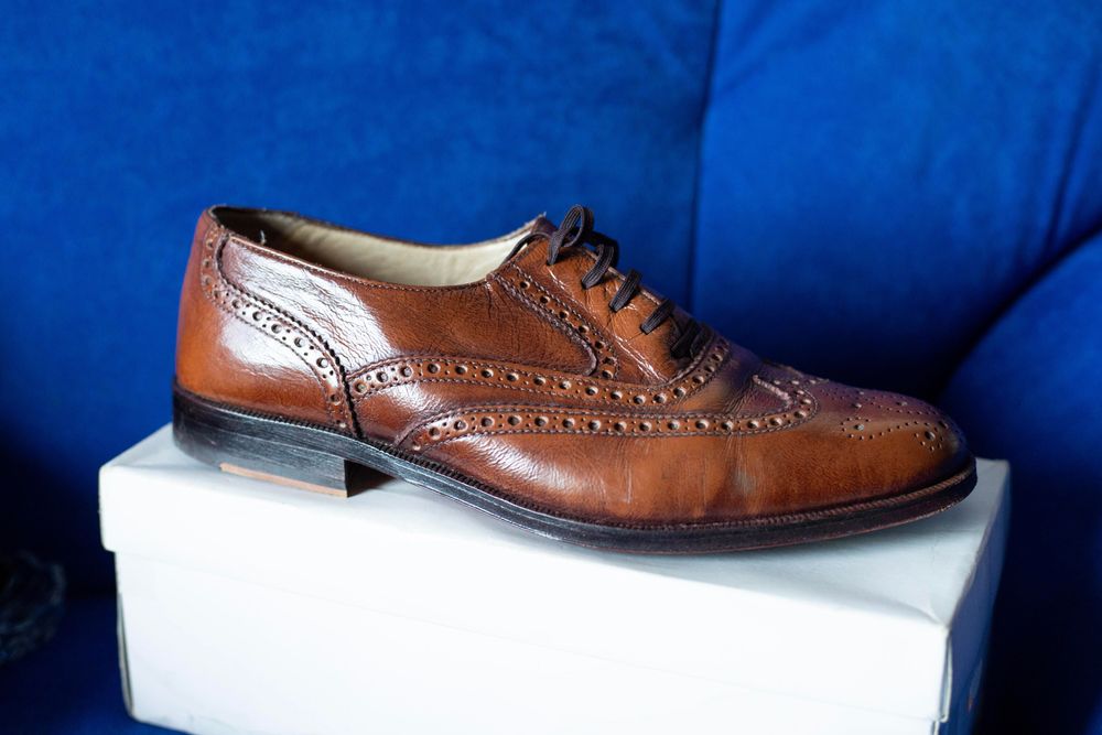 Sapatos clássicos com detalhe