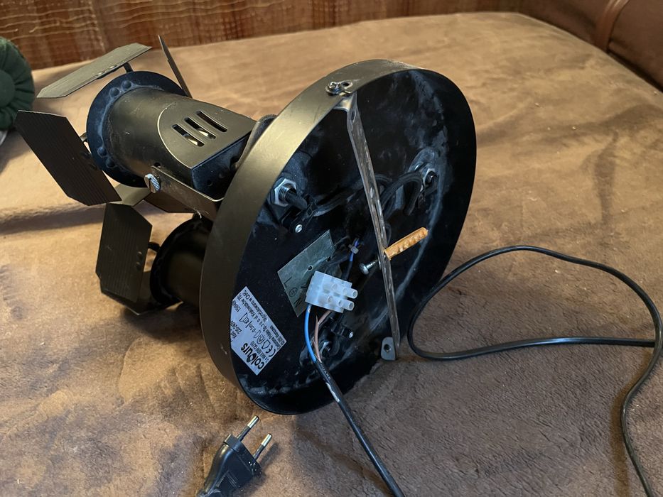 Lampa sugitowa typu spotlight z trzema regulowanymi reflektoram