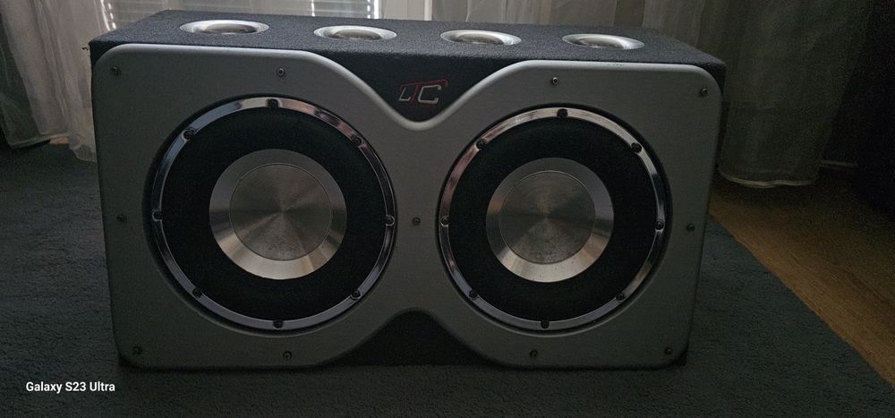 Subwoofer,  jak na fotkach.