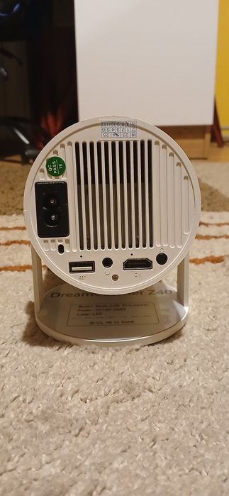 Projektor LCD z kablem zasilania i pilotem