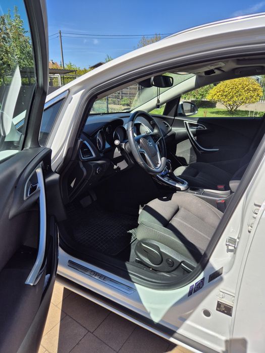 Opel Astra J 2011
