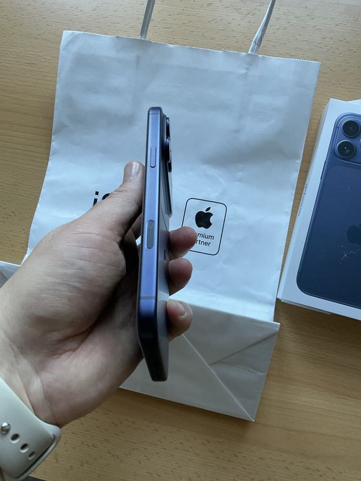 IPhone 17 pro max deep blue 256 zamienię na Iphone 17 pro, Macbook air 15 M5