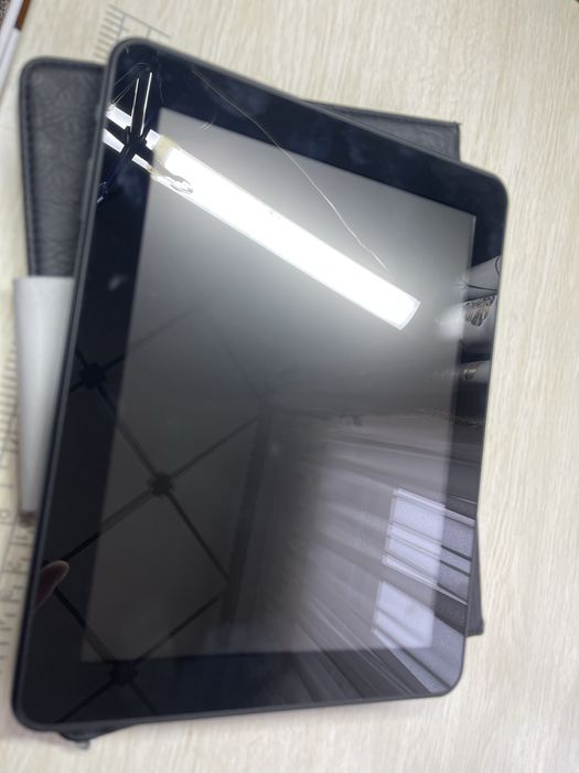 Планшет Terra, модель Т 9724. Розбитий екран. З чохлом.