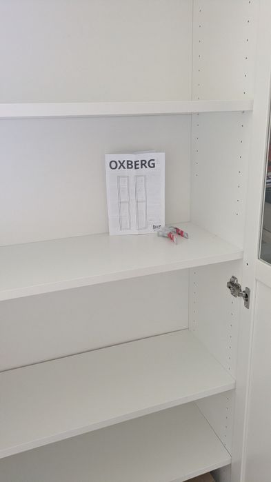 Estante IKEA branca (BILLY/OXBERG) com portas de vidro