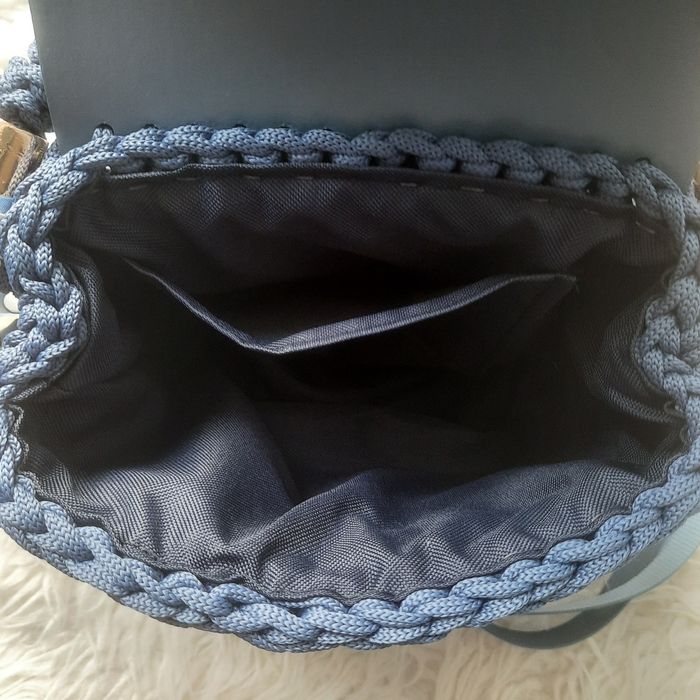 Torebka kuferek niebieski jeans handmade na szydełku regulowany pasek