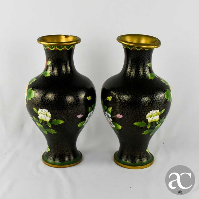Par de Jarras em Cloisonné, decoradas com flores, circa 1960, N2
