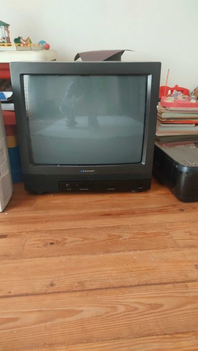 Televisão antiga a cores