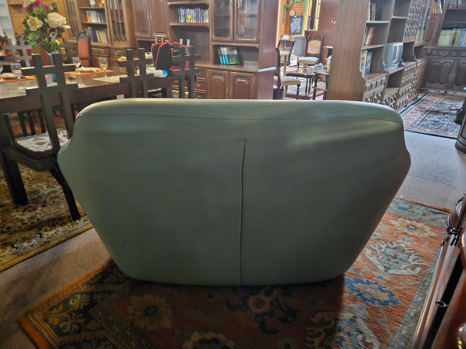 Sofá em pele de cor verde muito claro - Pequenas m