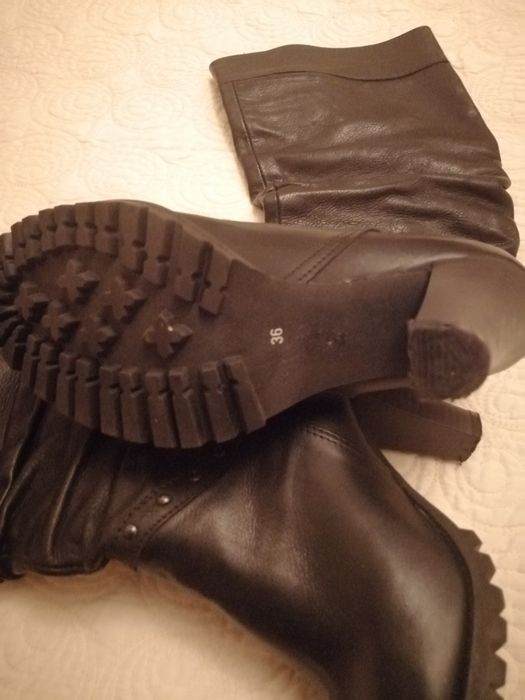 Botas em pele castanhas