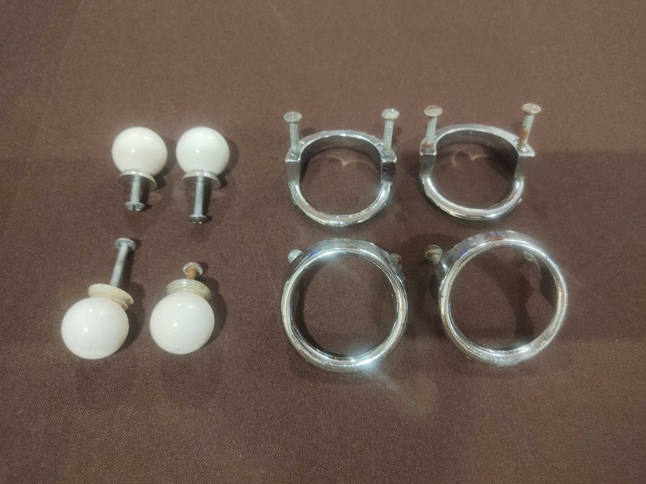 Diversos puxadores para móveis, em metal ou plástico, cores cinza, preto ou branco