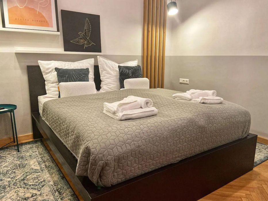 Є гаряча/холодна вода, опалення, генератор на ліфт та працює wifi