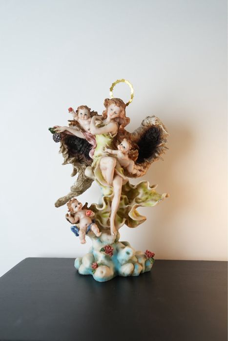 Estátua de Santa guardiã com anjos