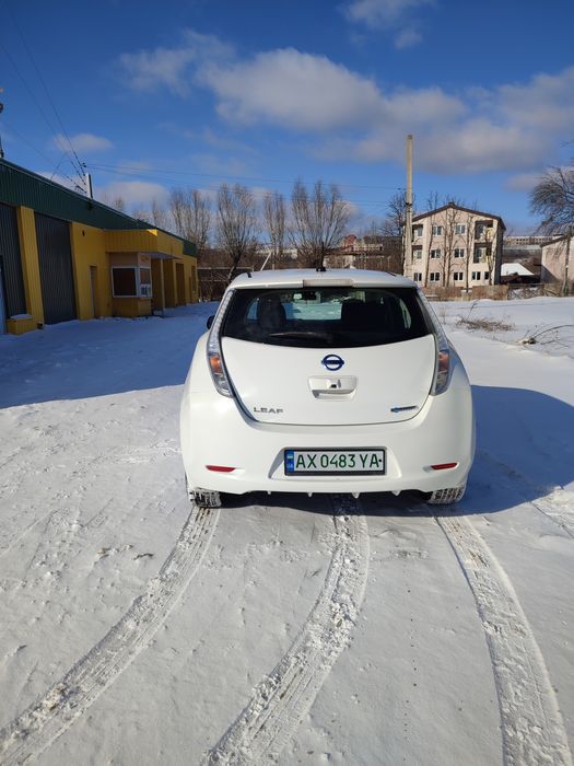 Nissan leaf электромобиль