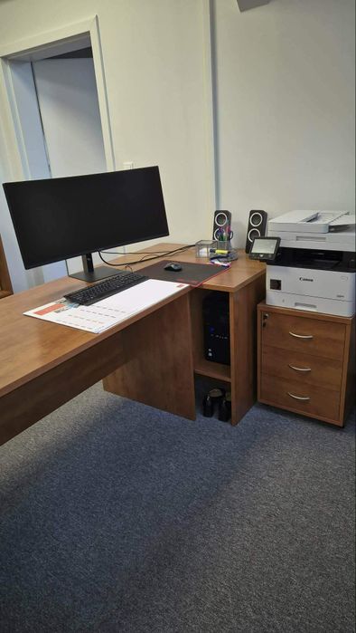 Komplet mebli biurowych, biurko plus regały