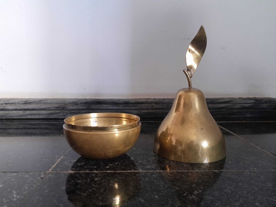 Elegante conjunto de caixa e sino em formato pêra em latão