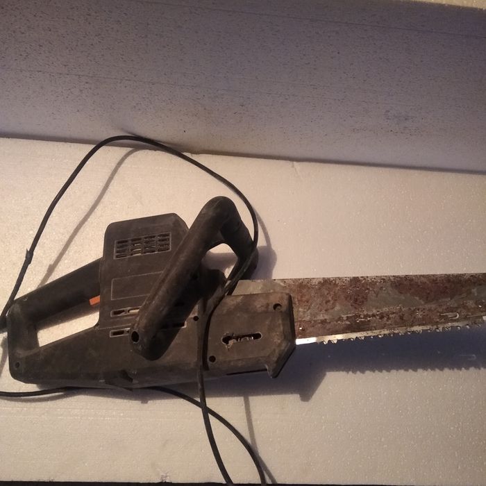 Електро пила BLACK Decker.