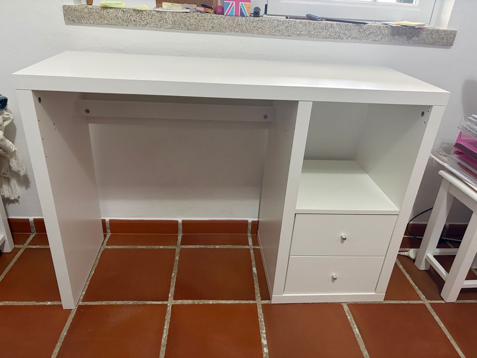 Secretária branca nunca foi usada