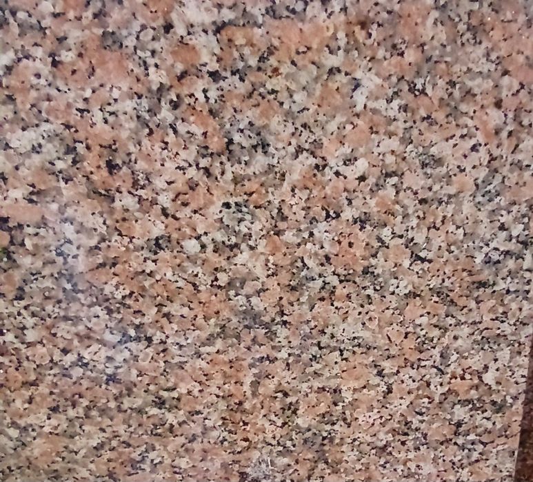 Pedra retangular em granito rosa
