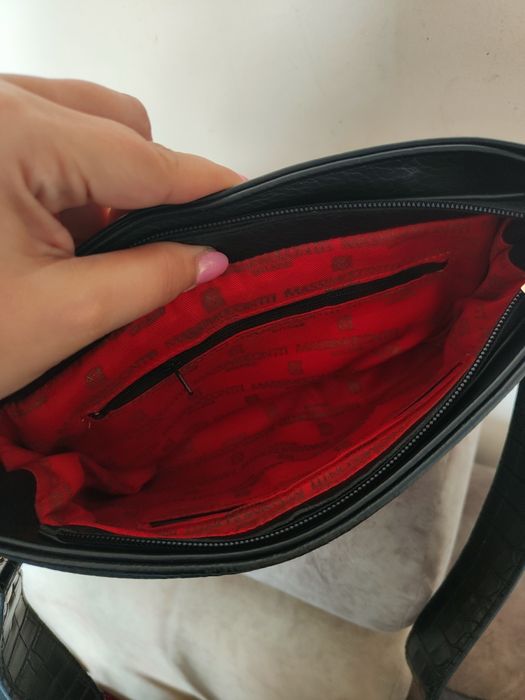 Czarna torebka listonoszka