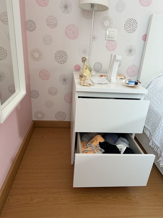 Mesinha de cabeceira branca com dias gavetas